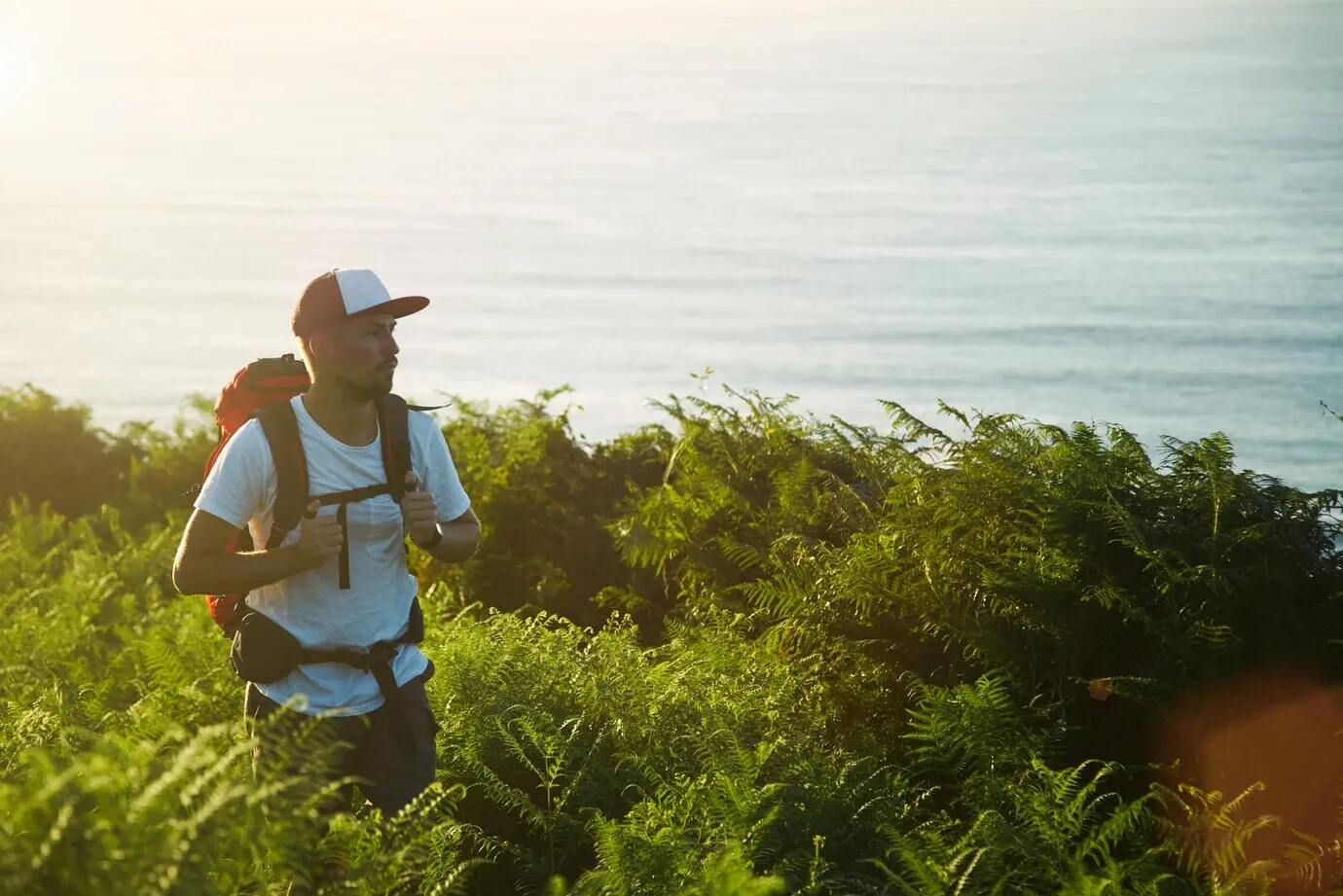 Ein Backpacker wandert in den Hügeln nahe dem Meer.