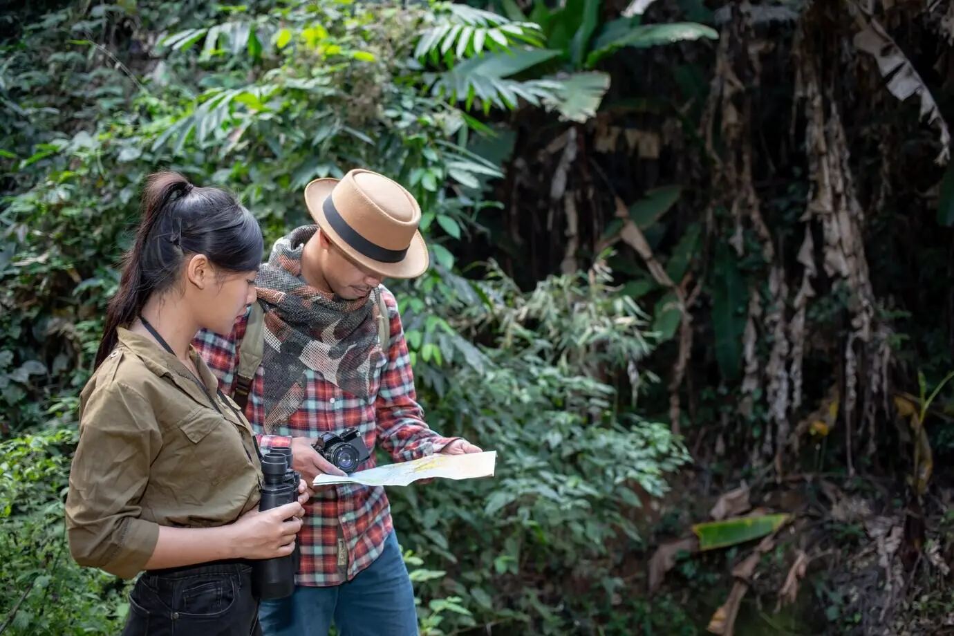 Ein junger Mann und eine junge Frau auf Wanderung.